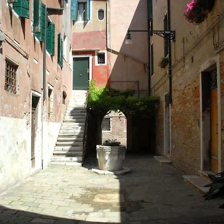 Dorsoduro - Corte Della Comare *